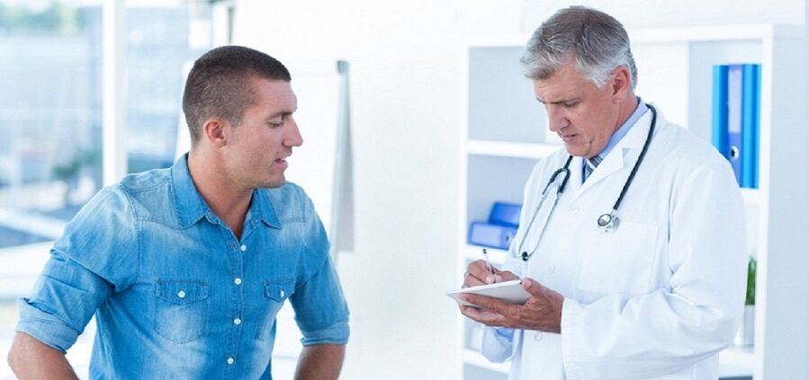 gydytojas rekomenduoja pacientui prietaisą nuo prostatito